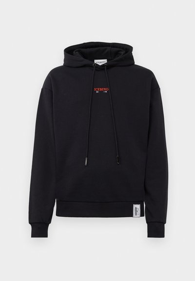 Schwarzer Hoodie aus weichem Stoff mit einem kleinen roten "ICEBERG 1974"-Logo auf der Brust sowie gerippten Bündchen und Saum. Schlichtes Design.