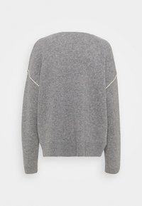 Pull en tricot gris avec des manches longues, col rond et ourlet côtelé. Présente un petit détail contrastant le long de la couture de l'épaule. Texture douce.