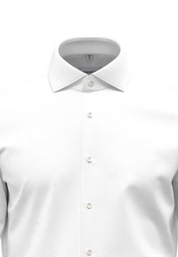 Witte lange mouwen blouse met puntkraag, gemaakt van een gestructureerde stof en met vijf knoopsluitingen aan de voorkant.