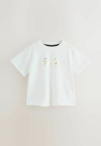 Camiseta blanca de manga corta hecha de algodón con un cuello redondo y un estampado de foil dorado que dice "Baker" en el centro. Diseño sencillo, corte relajado.