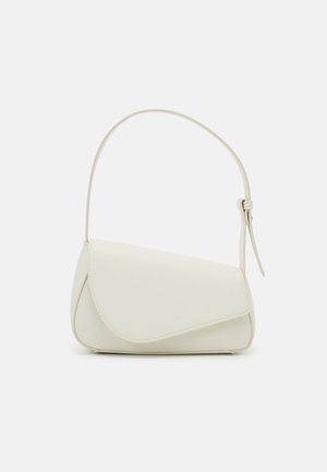 Fehér műbőr kézitáska, strukturált háromszög alakú, egy állítható pánttal és ívelt kiemelésű fedélzárral.