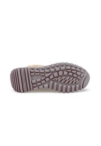 Sole di una scarpa con un motivo di battistrada testurizzato e multidirezionale. Il colore principale è un morbido viola con scanalature e rilievi per migliorare la trazione.