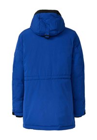Blaue isolierte Jacke mit Kapuze, die eine glatte Textur, gestickte Nähte und einen schwarzen Saum entlang des Kragens und der Manschetten aufweist.