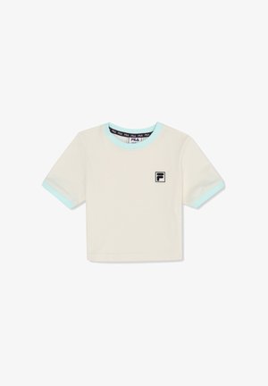 Camiseta blanca recortada de manga corta con cuello y bordes de las mangas en azul claro, con un pequeño logo negro de FILA en el pecho.