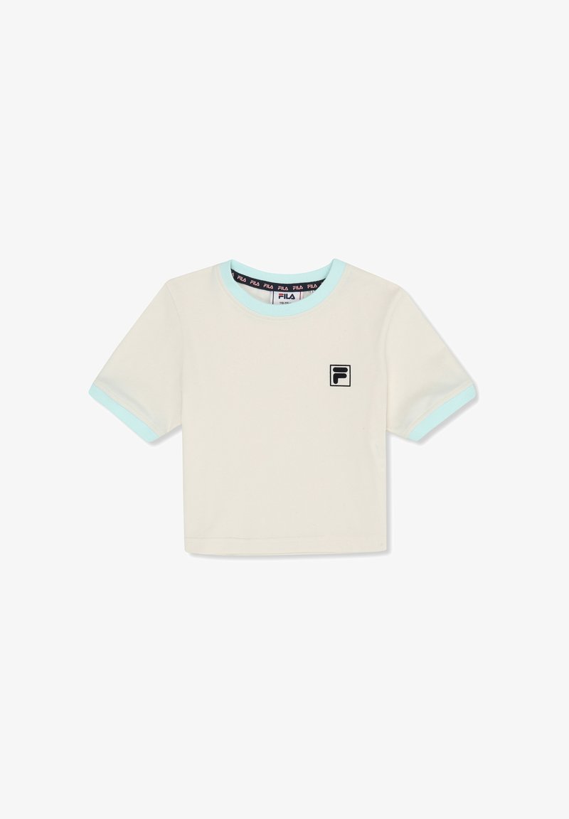 Camiseta blanca recortada de manga corta con cuello y bordes de las mangas en azul claro, con un pequeño logo negro de FILA en el pecho.