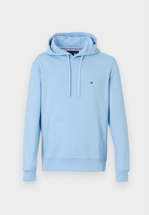 Helles blaues Hoodie aus weichem Material mit einer Fronttasche, Kapuze mit Kordelzug und kleinem Logo auf der Brust. Gerippte Bündchen und Saum.