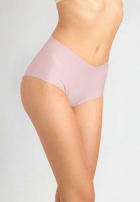 Bielizna o wysokim stanie, bezszwowa, wykonana z miękkiego, gładkiego jasnoróżowego materiału o prostym wzorze. Brak widocznych elementów wykonania lub wzorów.