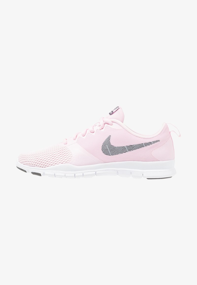 Baskets de course en mesh Nike rose clair avec semelle blanche et logo swoosh noir à motifs sur le côté, vues de l'extérieur.