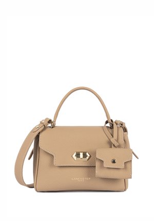 Sac à main en cuir texturé beige avec poignée supérieure, bandoulière amovible, fermoir doré et petite pochette attachée, marque Lancaster Paris.