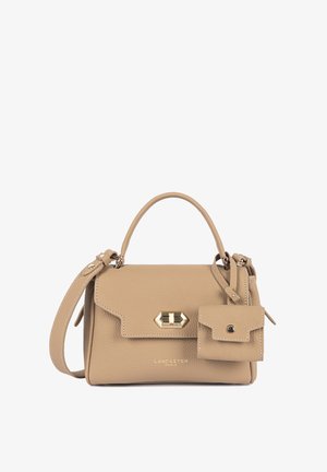 Sac à main en cuir texturé beige avec poignée supérieure, bandoulière amovible, fermoir doré et petite pochette attachée, marque Lancaster Paris.