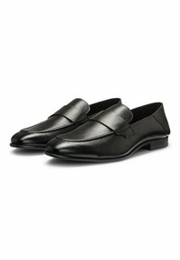Svarta läderloafer med en slät yta, med rundad tå och ett dekorativt band över skaftet. Lågt staplat klackdesign.
