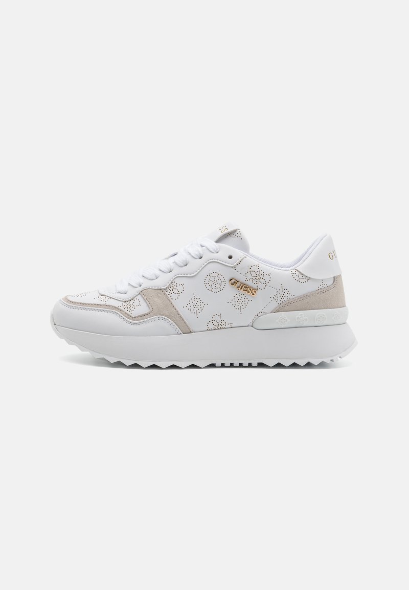 Białe sneakersy z perforowanym wzorem, zamszowymi akcentami i złotą logo. Posiadają grubą gumową podeszwę z zygzakowym wzorem.