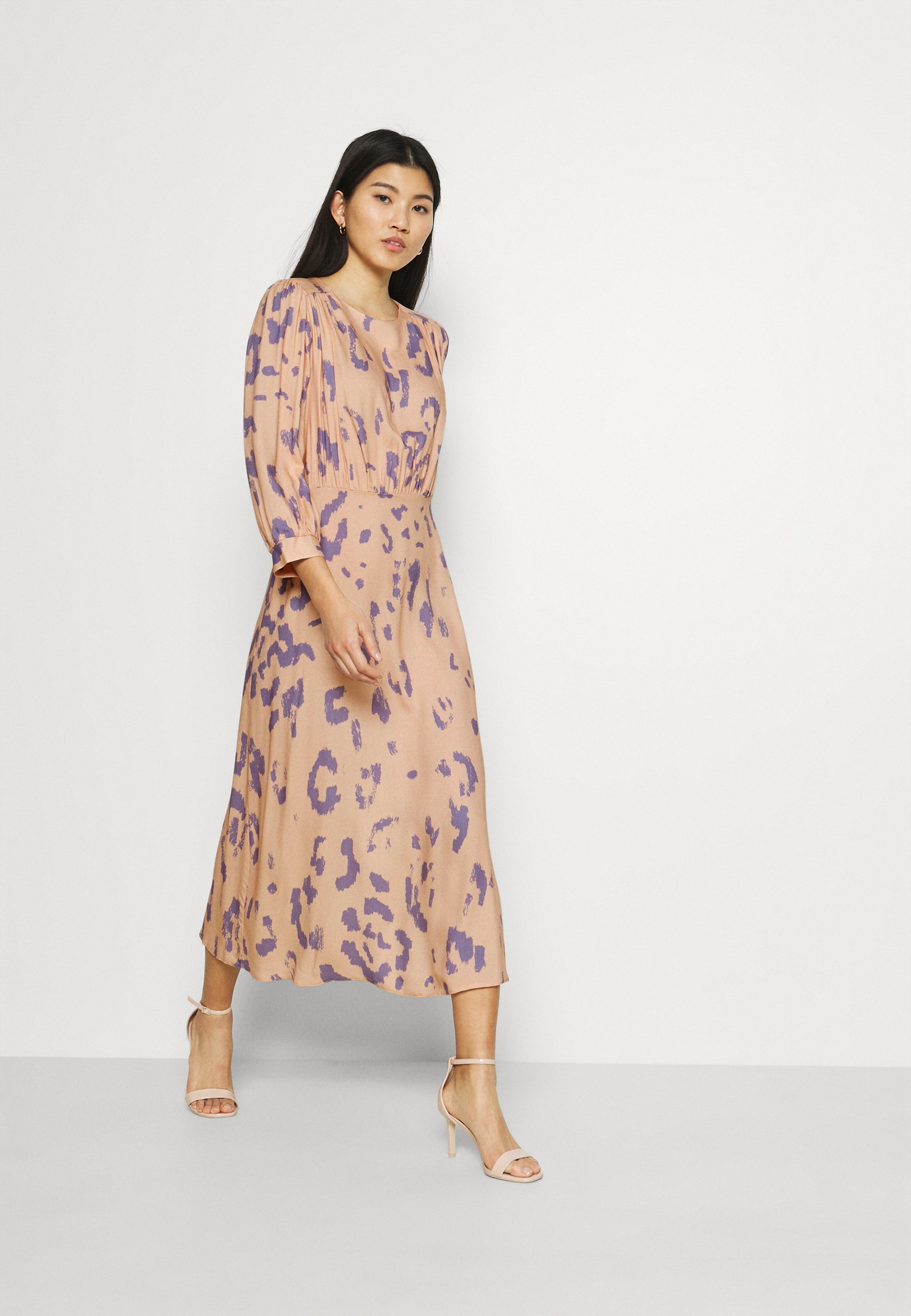 Closet V-BACK WITH BOW MIDI DRESS - Jurk - peach/koraalrood - Zalando.nl