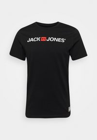 Cămașă neagră din bumbac cu logo-ul "JACK JONES" în alb și un accent roșu. Decolteu rotund și mâneci scurte.
