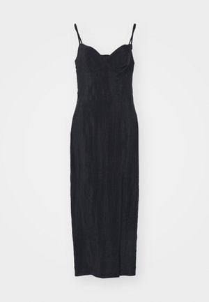 Robe noire sans manches avec un corsage ajusté, une silhouette droite et une légère texture. Présente des bretelles fines ajustables et un ourlet long.