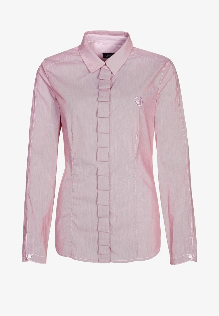 Chemise rose clair à manches longues avec un plastron froncé et un petit logo brodé sur la poitrine gauche.