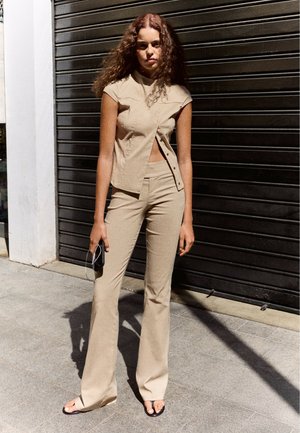 Bershka, FLARED BENGALINE - TROUSERS 05112741 - Pantalon classique - beige