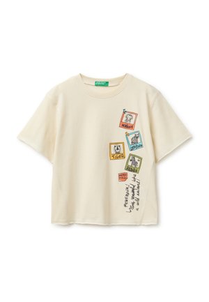 T-shirt crème à manches courtes avec des croquis colorés de singe, léopard, tigre, zèbre et un texte manuscrit sur le souvenir des animaux sauvages.