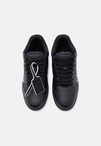 Μαύρα αθλητικά παπούτσια με λείο δερμάτινο επάνω μέρος, διάτρητο κουτί δαχτύλων και αντίθετη λευκή ετικέτα. Σχέδιο με κορδόνια, με μαλακό περιλαίμιο και γλώσσα.