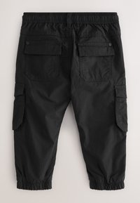Pantalon cargo noir avec taille et poignets élastiques, comportant deux poches à rabat à l'arrière et des poches cargo latérales avec fermeture par boutons.