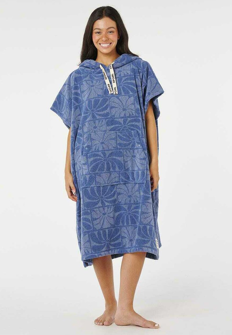 Poncho blu con cappuccio, caratterizzato da un motivo floreale testurizzato, maniche corte e tasca frontale. Realizzato in tessuto morbido.