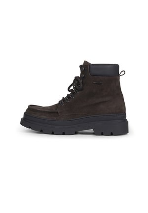 Dunkelbrauner Wildleder-Stiefelette mit schwarzem gepolstertem Kragen, schwarzer dicker Gummisohle und schwarzen Schnürsenkeln auf weißem Hintergrund.
