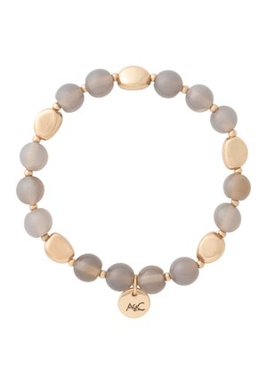 Armbånd med skiftevis runde grå perler og uregelmæssige gyldne perler, med en lille rund gylden vedhæng indgraveret med A&C.