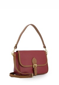 Rode leren handtas met een gladde textuur, bruine accenten, een klepafsluiting en gouden hardware. Inclusief een afneembare schouderband.