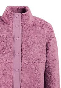 Roze sherpa fleece jas met opstaande kraag en drukknoopsluiting aan de voorkant.