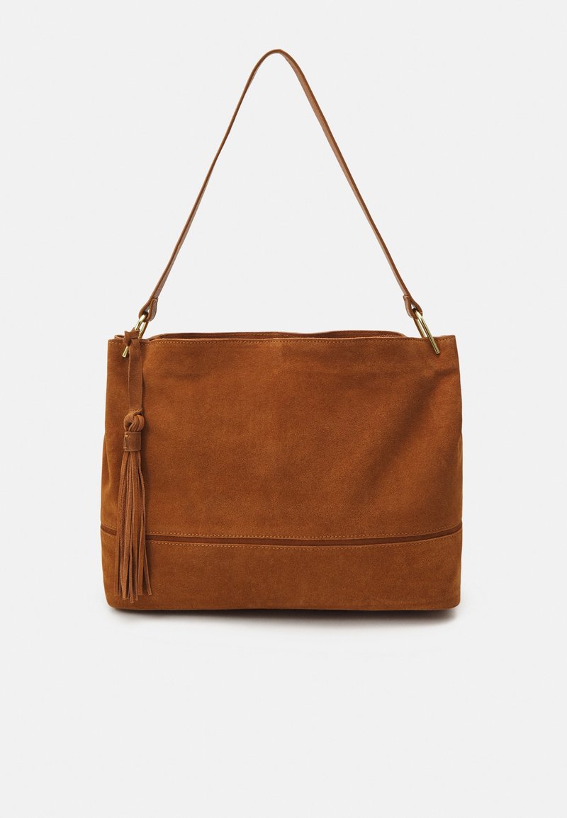 Brun ruskinds tote taske med en knyttet kvast-detalje, enkelt læderstrop og en syet detalje langs bunden for ekstra tekstur.