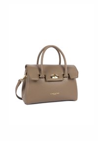 Borsa a mano in pelle marrone con forma strutturata, manici superiori, tracolla staccabile e dettagli in metallo dorato sulla parte anteriore.