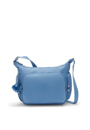Bolso bandolera azul claro con bolsillo delantero con cremallera, correa ajustable, bolsillo lateral con cremallera y un pequeño llavero de mono azul adjunto.