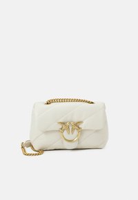 Gepatchte weiße Leder-Handtasche mit goldener Kettenriemen und Verschluss, die Vogelakzente aufweist. Rechteckige Form mit glatter Oberfläche.