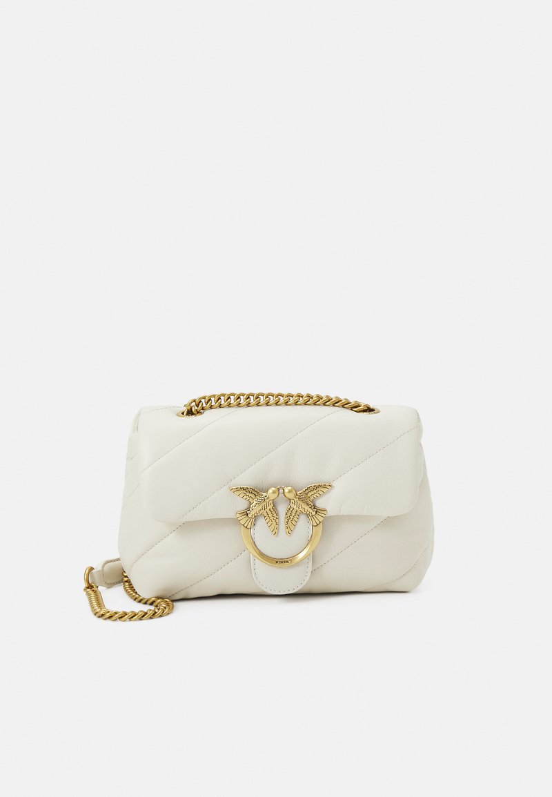 Gepatchte weiße Leder-Handtasche mit goldener Kettenriemen und Verschluss, die Vogelakzente aufweist. Rechteckige Form mit glatter Oberfläche.