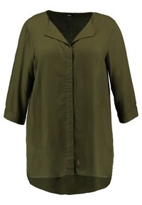 Blusa verde oliva a maniche lunghe con scollatura a V e chiusura con bottoni. Realizzata in tessuto leggero, presenta una sottile texture e un orlo curvo.