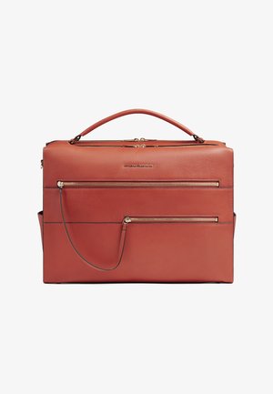 Leren aktetas in roestkleur met twee horizontale ritsvakken en een bovenhandvat, voorzien van een klein metalen merklogo.