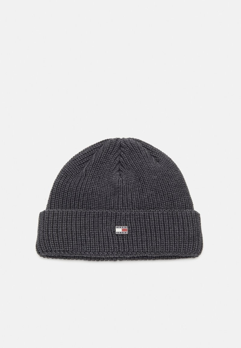 Bonnet en tricot côtelé gris foncé avec revers plié et petite étiquette logo rectangulaire au centre devant.