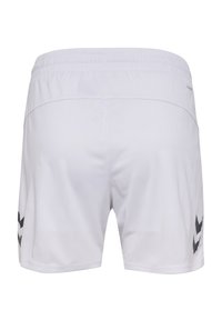 Weiße Sportshorts mit elastischem Bund, die schwarze Chevron-Akzente an den Seiten und eine glatte, leichte Stofftextur aufweisen.