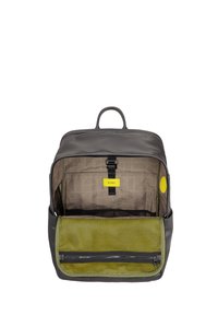 Zaino nero con un esterno liscio, un compartimento principale con zip, tasca frontale in rete gialla e verde, e fodera interna con motivo.