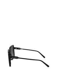 Lunettes de soleil noires avec une monture rectangulaire, des branches fines et des verres teintés. Présentent un logo sur le côté et un design épuré et minimal.