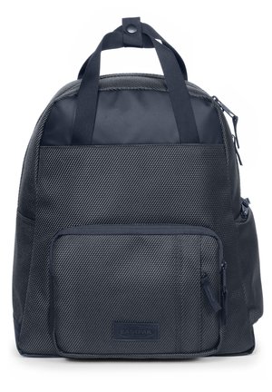 Sac à dos noir texturé avec poche avant zippée, double poignée supérieure avec fermeture à pression, et compartiments latéraux, marqué du logo Eastpak.