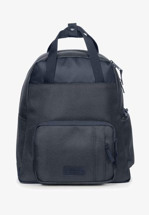 Musta teksturoitu reppu, jossa on etutasku vetoketjulla, kaksi yläkahvaa nepparikiinnityksellä ja sivutaskut, merkitty Eastpakin logolla.