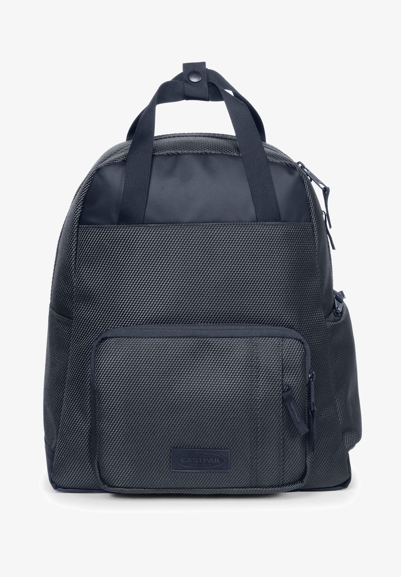 Sac à dos noir texturé avec poche avant zippée, double poignée supérieure avec fermeture à pression, et compartiments latéraux, marqué du logo Eastpak.