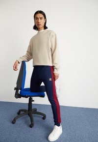 adidas Originals SST TP - Treniņtērpa apakšdaļas - night indigo/better scarlet