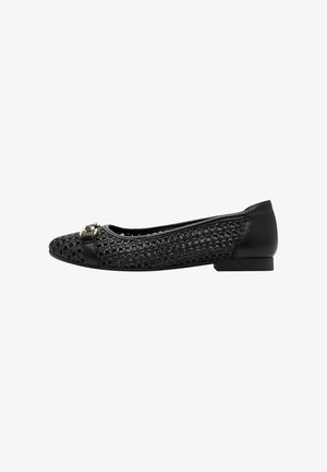 Ballerines noires avec texture tissée et accents en cuir lisse. Présentent un petit détail en métal doré au niveau des orteils et un petit talon.