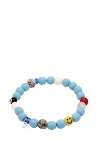 Bunter Armreif mit blauen matten Perlen, gemischten runden dekorativen Perlen, darunter ein Smiley-Gesicht, ein schwarzes Auge und verschiedene Muster.