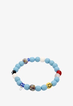 Bunter Armreif mit blauen matten Perlen, gemischten runden dekorativen Perlen, darunter ein Smiley-Gesicht, ein schwarzes Auge und verschiedene Muster.