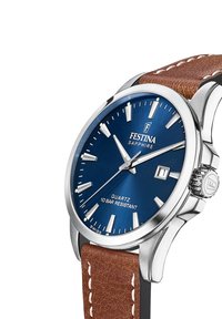 Montre Festina avec un cadran bleu, un boîtier en argent et un bracelet en cuir marron. Les caractéristiques comprennent un mouvement à quartz, un verre saphir et une fenêtre de date.