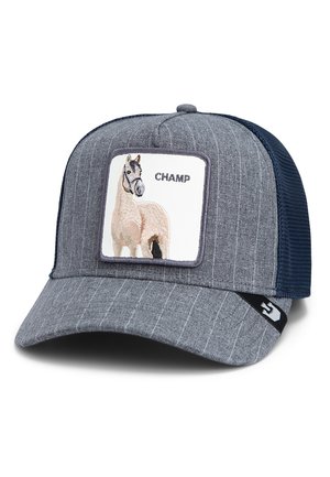 Gorra trucker a rayas grises con una parte trasera de malla azul marina, que presenta un parche bordado de un caballo etiquetado como "CHAMP" en la parte frontal.