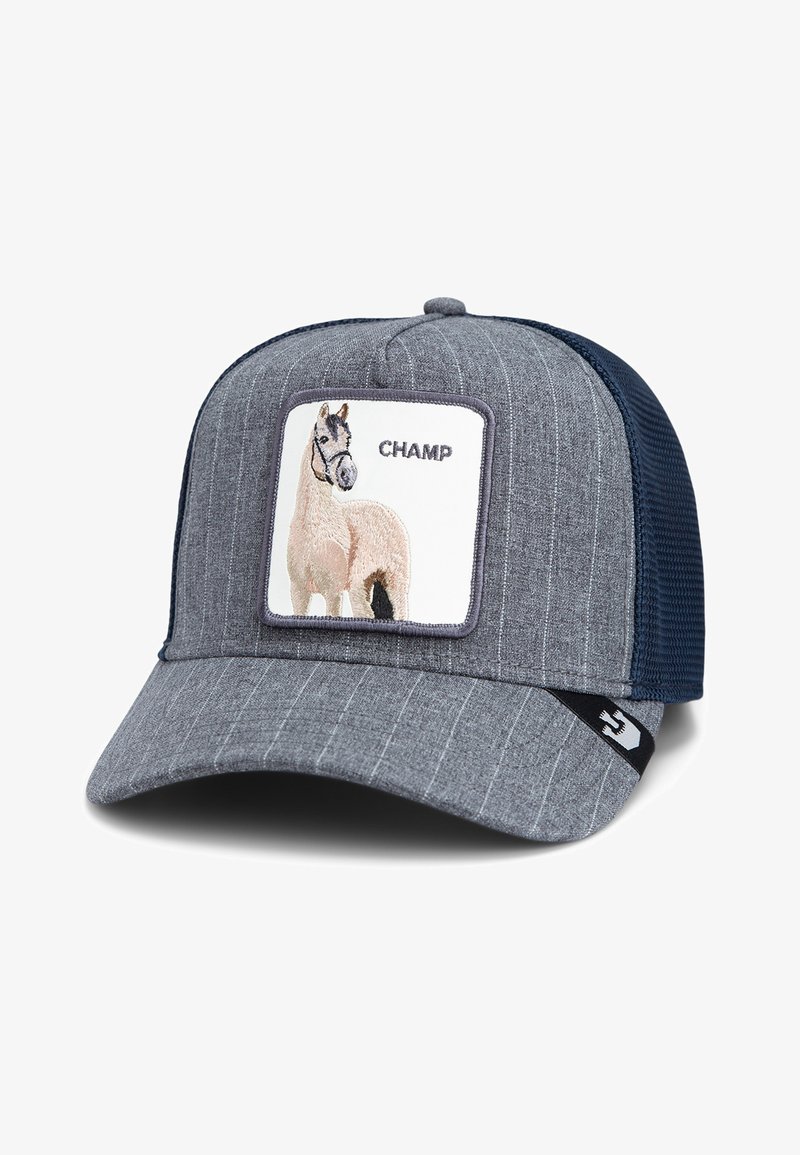 Gorra trucker a rayas grises con una parte trasera de malla azul marina, que presenta un parche bordado de un caballo etiquetado como "CHAMP" en la parte frontal.